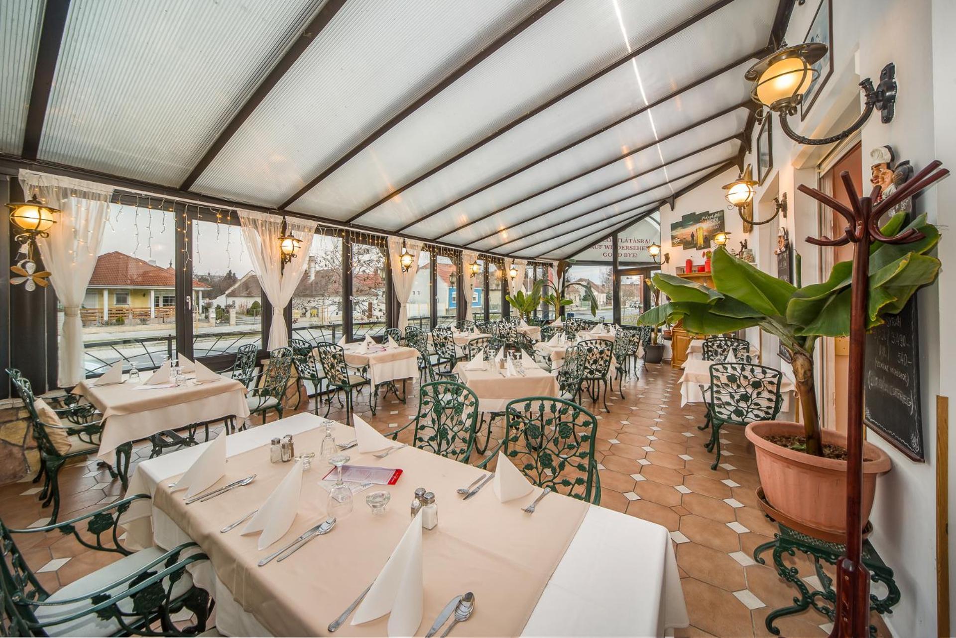 Hotel Piroska Buk Ngoại thất bức ảnh